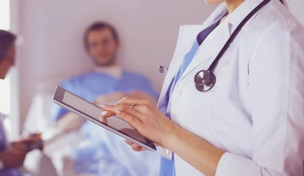 Medico femminile che utilizza tablet computer nella hall dell'ospedale — Foto Stock