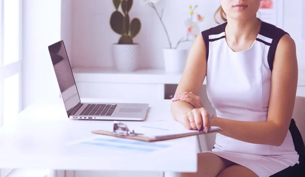 Närbild Porträtt av vänlig kvinnlig läkare med stetoskop ler mot kameran. — Stockfoto