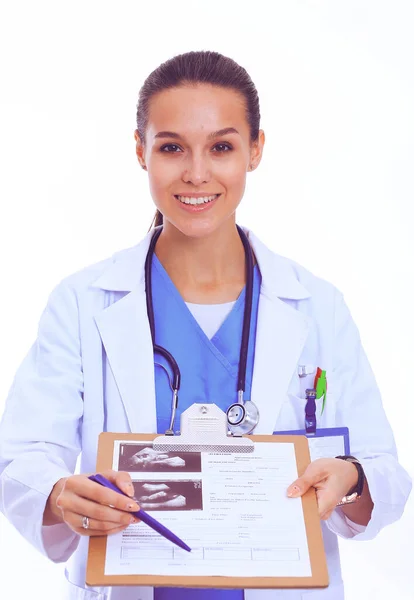 Vrouwelijke dokter met klembord. Vrouwelijke dokter — Stockfoto