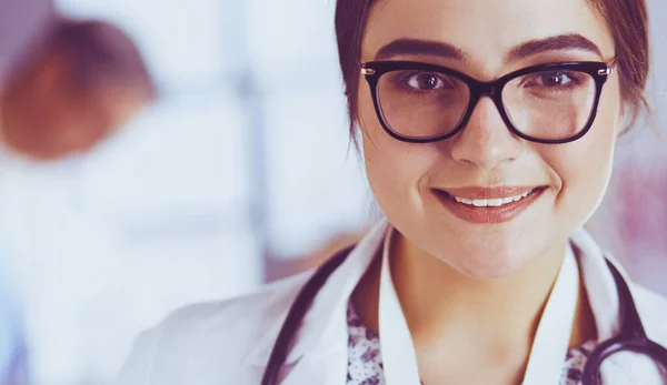 Ärztin benutzt Tablet-Computer in Krankenhauslobby — Stockfoto