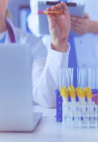 Laborassistentin mit Reagenzglas. — Stockfoto