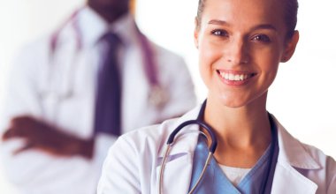 Beyaz arka planda izole edilmiş bir doktor, kadın ve erkek.