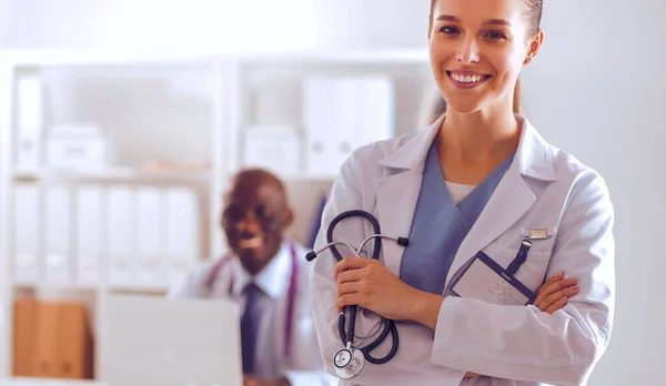 Due giovani medici felici sorridenti che stringono la mano in ufficio. Dottori. Lavoro di squadra — Foto Stock