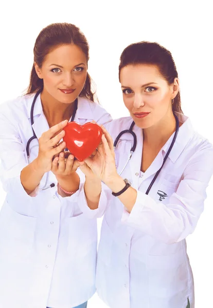 Hermosa joven con abrigo blanco posando con la mano en el bolsillo. Mujer doctora —  Fotos de Stock