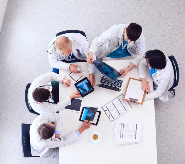 Equipo médico sentado y discutiendo en la mesa, vista superior —  Fotos de Stock