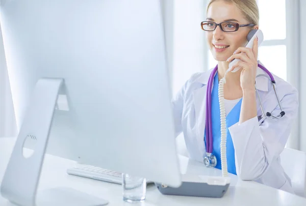 Portrait of female doctor using his mobile phone in the office — Stock Photo, Image