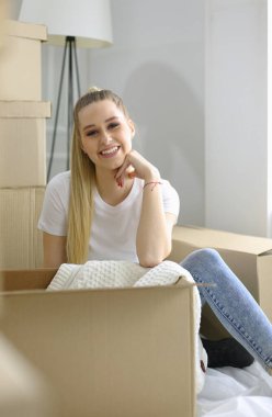 Güzel bekar bir kadın kutuları açıyor ve yeni bir eve taşınıyor.