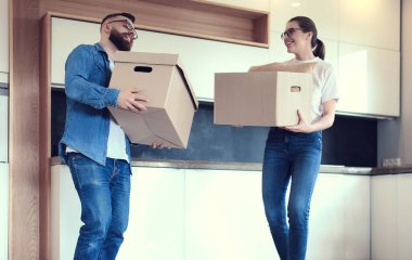 Elleri hareket ettirmek ve kutunun içine bakmak için kutuları tutan çift.