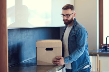 Elleri hareket ettirmek ve kutunun içine bakmak için kutuları tutan çift.