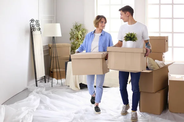 Paar hält Kisten, um die Hände zu bewegen und in die Box zu schauen — Stockfoto