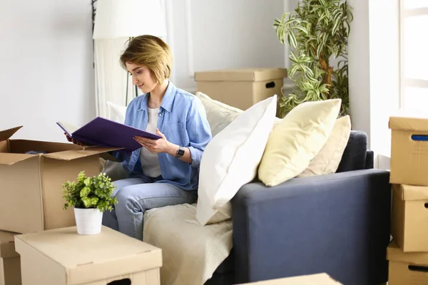 Ung kvinna flyttar ut och packar pappkartong — Stockfoto