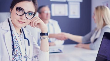 Doktor ve hasta masada otururken bir şey tartışıyorlar. İlaç ve sağlık hizmetleri kavramı