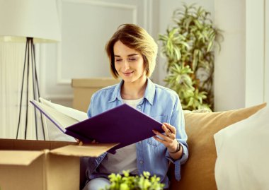 Dosyası olan bir kadın her şey yerli yerinde mi diye kontrol eder.