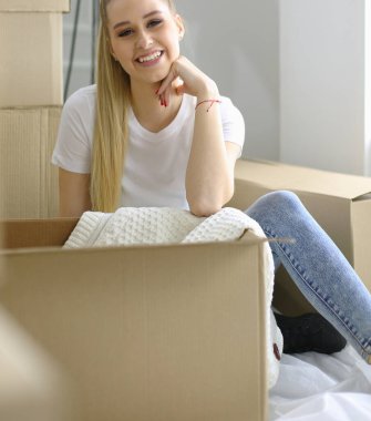 Güzel bekar bir kadın kutuları açıyor ve yeni bir eve taşınıyor.