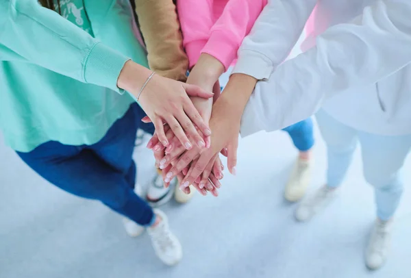 Gente uniendo las manos, mujeres jóvenes de pie juntas — Foto de Stock