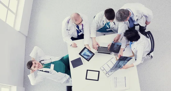 Equipe médica sentado e discutindo à mesa, vista superior — Fotografia de Stock