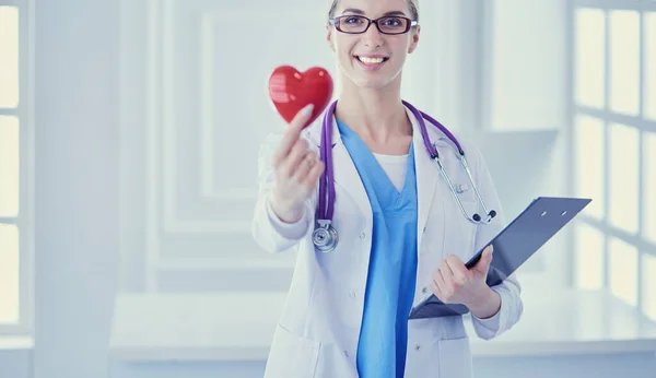 Médecin féminin avec le stéthoscope tenant le cœur — Photo