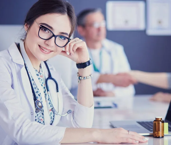 Doctor y paciente discutiendo algo mientras están sentados en la mesa. Concepto de medicina y salud — Foto de Stock