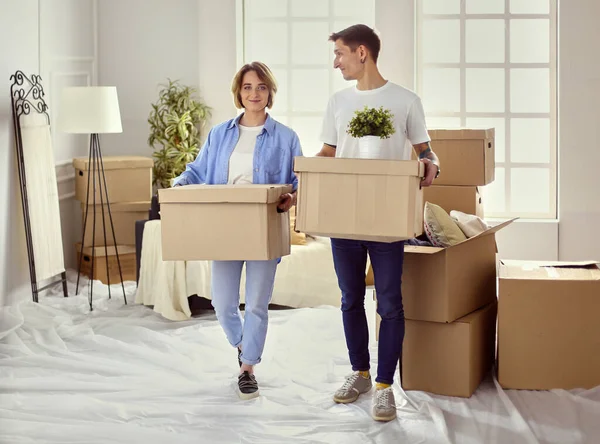 Paar hält Kisten, um die Hände zu bewegen und in die Box zu schauen — Stockfoto