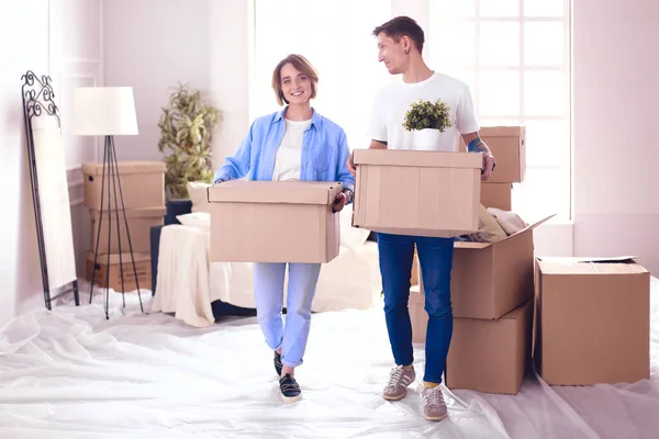 Ein Mädchen und ein Mann halten Schachteln, um die Hände zu bewegen und in die Schachtel zu schauen — Stockfoto