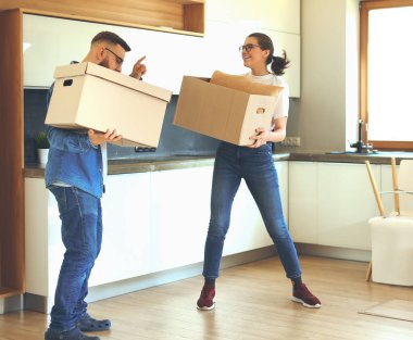 Elleri hareket ettirmek ve kutunun içine bakmak için kutuları tutan çift.