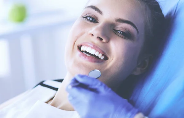 Giovane paziente femminile con bocca aperta che esamina l'ispezione dentale presso lo studio dentistico. — Foto Stock
