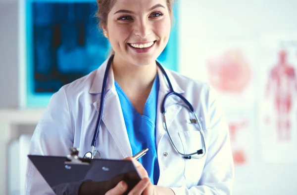 Ärztin steht mit Ordner im Krankenhaus — Stockfoto