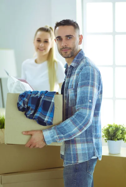 Um casal recém-casado a desempacotar caixas e a mudar-se para uma nova casa. Emoção positiva . — Fotografia de Stock