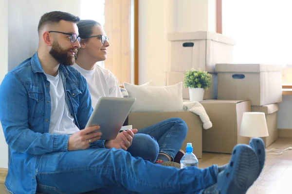 Couple holding boxes for moving the hands and looking inside box — Stock Photo, Image