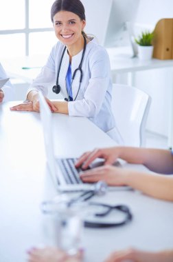 Doktorlar hastane konferans odasında birbirlerine danışıyorlar.