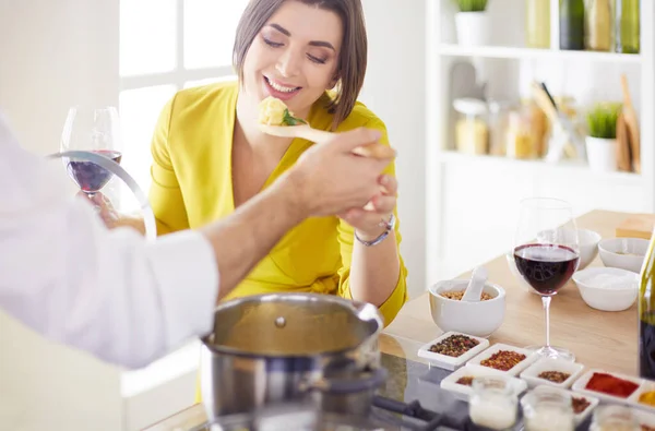 Pár vaření společně v kuchyni doma — Stock fotografie