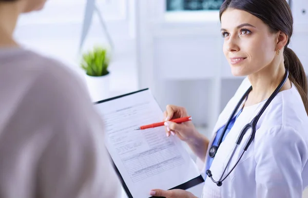 Médica bonita explicando tratamento médico para um paciente — Fotografia de Stock