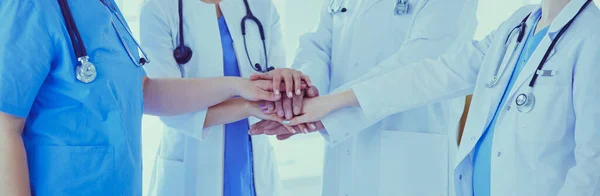 Группа врачей, поднимающих руки вместе — стоковое фото
