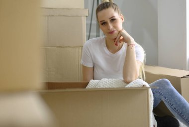 Güzel bekar bir kadın kutuları açıyor ve yeni bir eve taşınıyor.