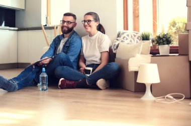 Genç çift yeni evine taşınıyor.