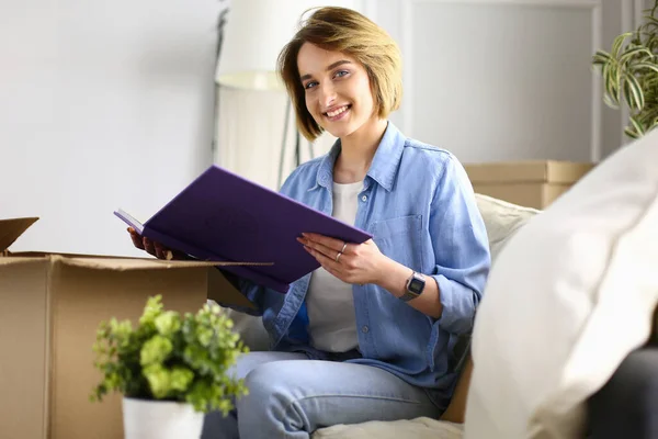 Young woman moving out and packing cardboard box — Stock Photo, Image