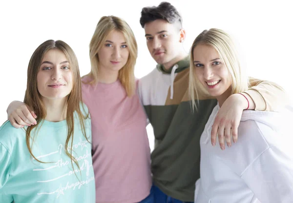 Gelukkige glimlachende vrienden, groep jongeren die samen staan en omhelzen — Stockfoto