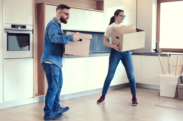 Par håller lådor för att flytta händerna och titta inuti rutan — Stockfoto
