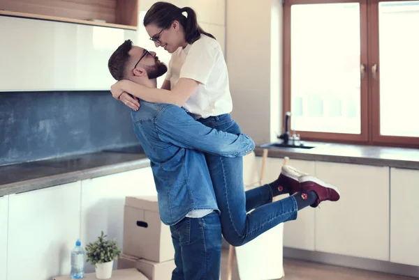 Ευτυχισμένο ζευγάρι αγκαλιάζει στο νέο τους σπίτι — Φωτογραφία Αρχείου