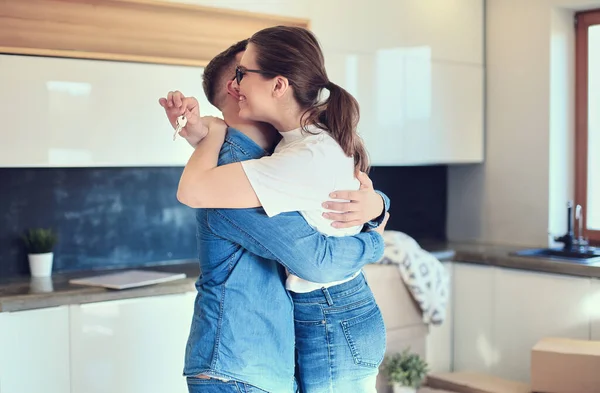 Mutlu çift yeni evlerinde sarılıyor.