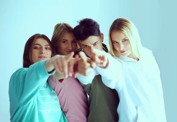 Ungdomar som pekar på dig när du står tillsammans — Stockfoto