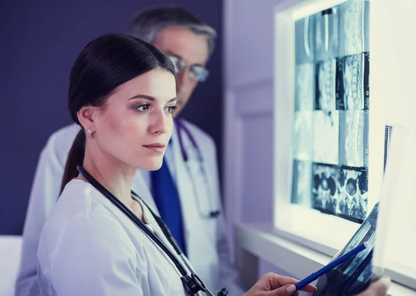 Medici ospedalieri che guardano i raggi X in un pronto soccorso — Foto Stock