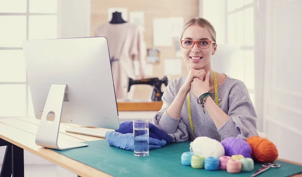 Jovens mulheres empreendedoras e estilista trabalhando em seu atelier — Fotografia de Stock