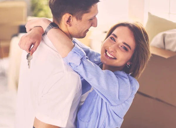 Feliz sorrindo jovem casal mostrando uma chaves de sua nova casa — Fotografia de Stock