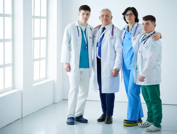 Equipo médico exitoso. Equipo de médicos confiados de pie juntos y sonriendo — Foto de Stock