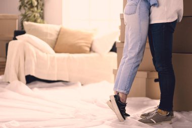 Mutlu çift yeni evlerinde sarılıyor.