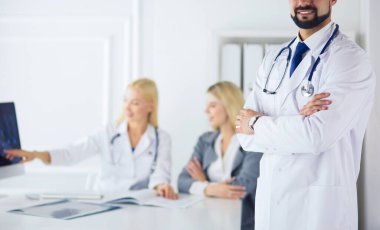 Hastanede çalışan mutlu bir doktor.