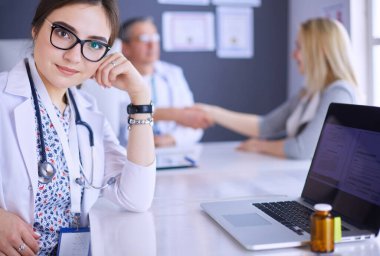 Doktor ve hasta masada otururken bir şey tartışıyorlar. İlaç ve sağlık hizmetleri kavramı