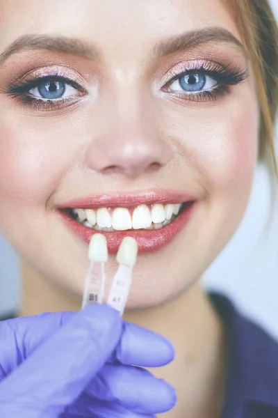 Dentista e paciente sentado no consultório odontológico — Fotografia de Stock