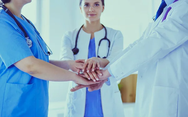 Группа врачей поднимает руки вместе. Крупный план — стоковое фото
